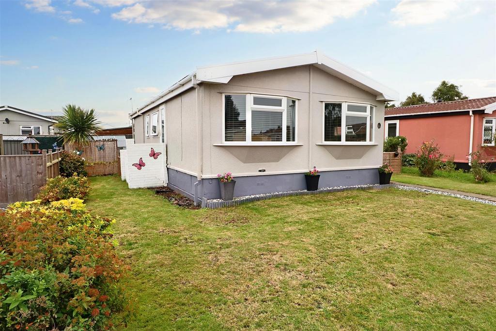 Highgrove Close, Lowestoft 2 bed mobile home for sale £138,000