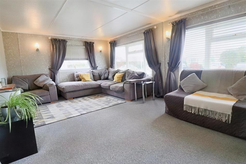 Highgrove Close, Lowestoft 2 bed mobile home for sale £130,000