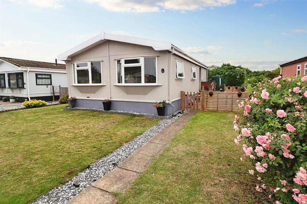 Highgrove Close, Lowestoft 2 bed mobile home for sale £130,000