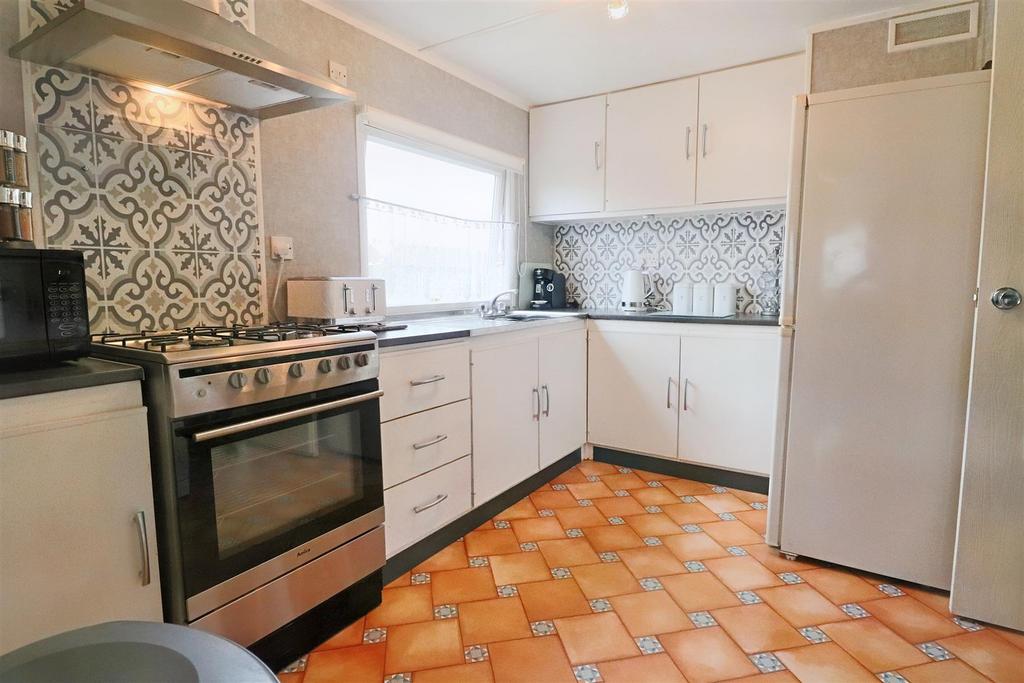 Highgrove Close, Lowestoft 2 bed mobile home for sale £130,000
