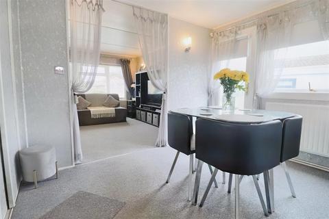 2 bedroom mobile home for sale, Highgrove Close, Lowestoft