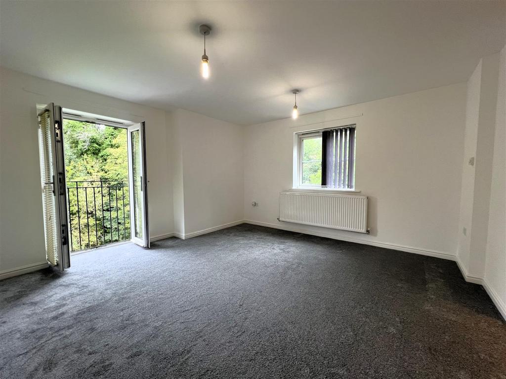 Clancey Way, Halesowen, West Midlands 2 bed flat £750 pcm (£173 pw)