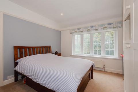 20 Digdens Rise, Epsom, KT18 7DL