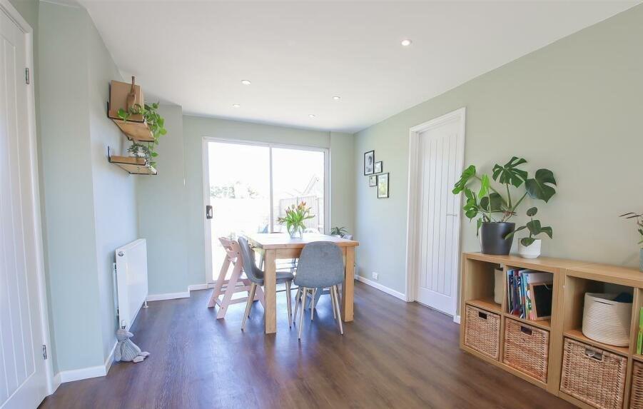 Garden Road, Walton on the Naze, CO14 4 bed detached house £318,000