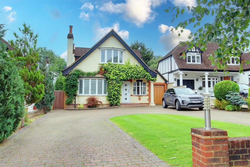Wood Road, Brookmans Park AL9 3 bed detached house for sale £