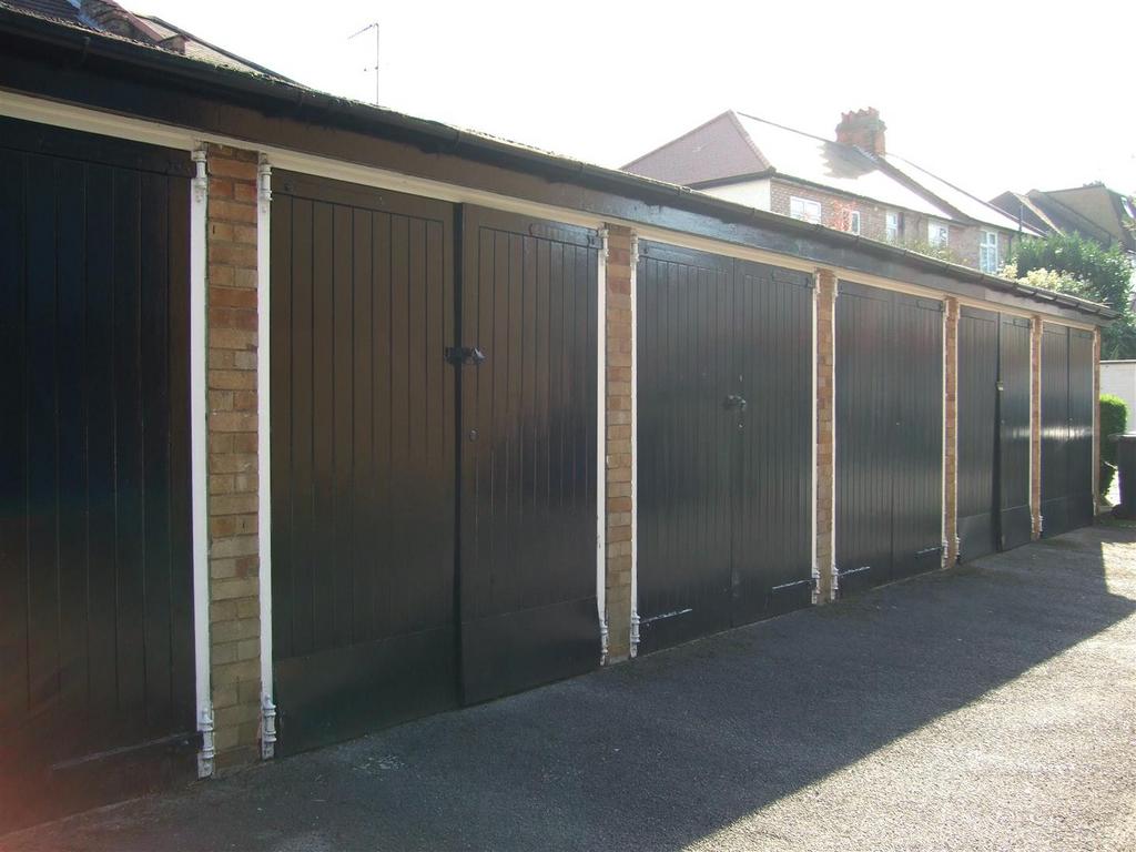 The Walks, East Finchley Garage £200 pcm (£46 pw)