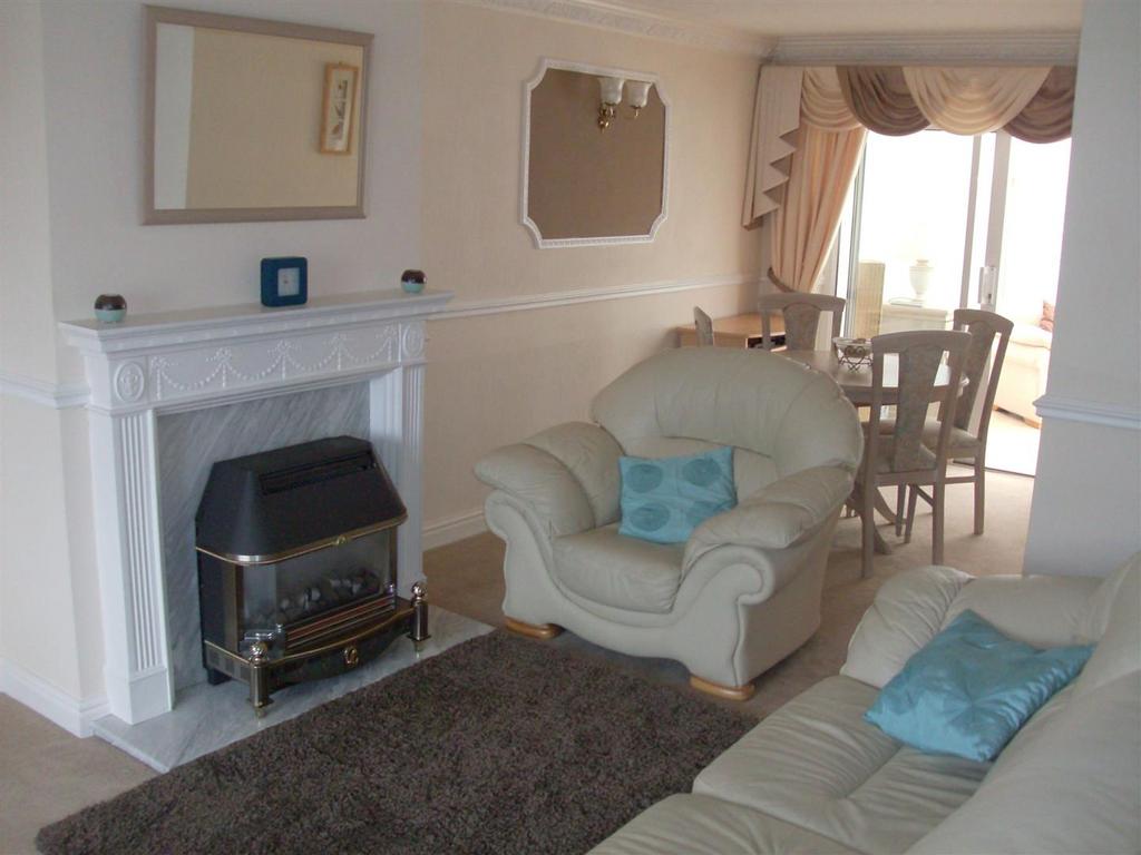 Hillview, Aldridge 3 bed semidetached house £1,100 pcm (£254 pw)