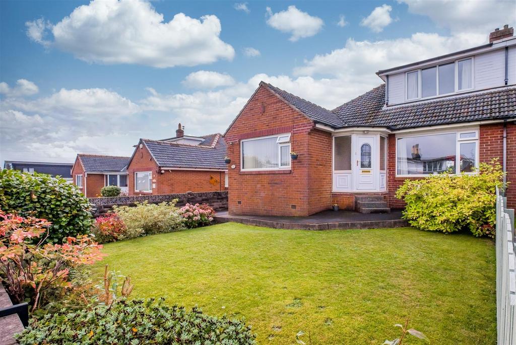 Moorlands Crescent, Huddersfield, HD3 4 bed semidetached bungalow for