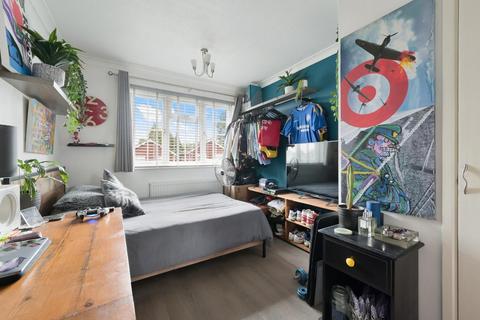 5 The Driftway, Banstead, SM7 1LX