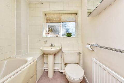 14 Hazelbank Close, Liphook, GU30 7BY