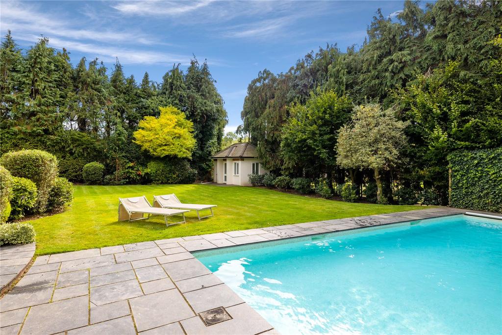 Pool &amp; Gardens