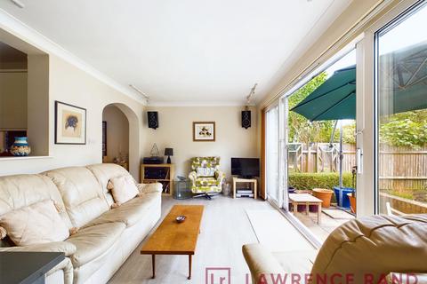 4 bedroom semi-detached house for sale - Roundways, Ruislip, HA4