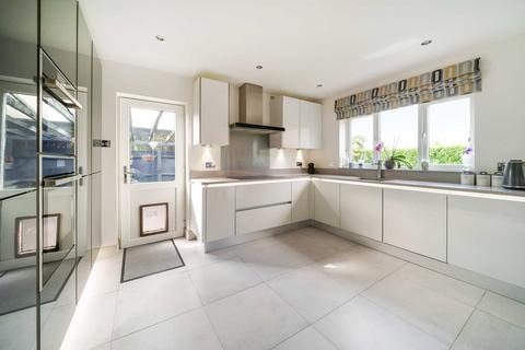 6 bedroom detached house for sale - Brittons Close, Sharnbrook