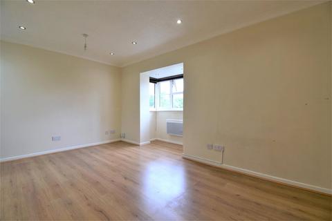 Studio to rent, Clarkes Drive, Uxbridge, UB8