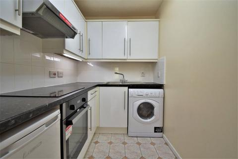 Studio to rent, Clarkes Drive, Uxbridge, UB8