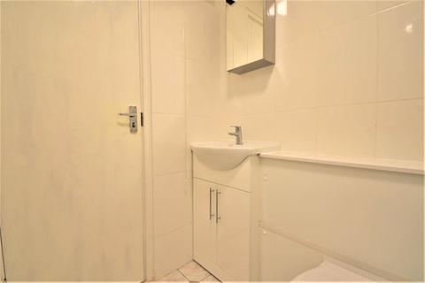 Studio to rent, Clarkes Drive, Uxbridge, UB8