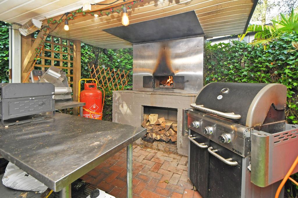 Outdoor wood fired pizza oven