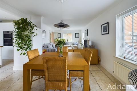 6 Abell Way, Springfield, Chelmsford, CM2 6WU
