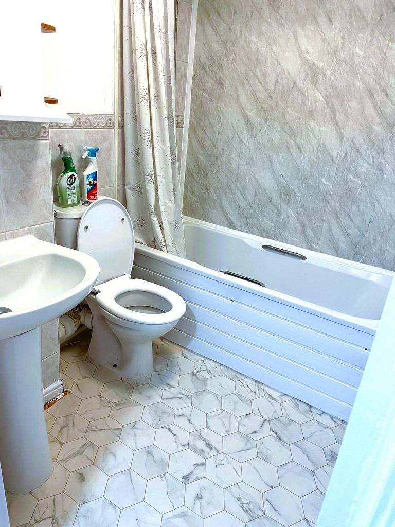 Apartment in Ilford - More