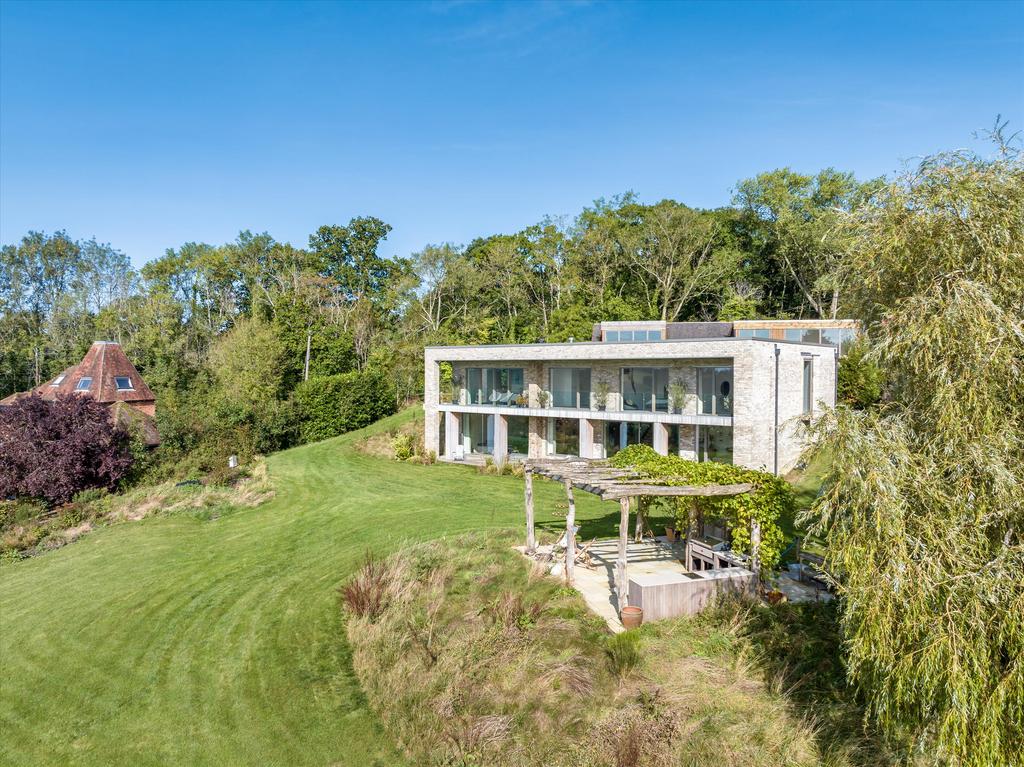 Summerfield Lane, Frensham, Farnham, Surrey, GU10. 6 bed detached house