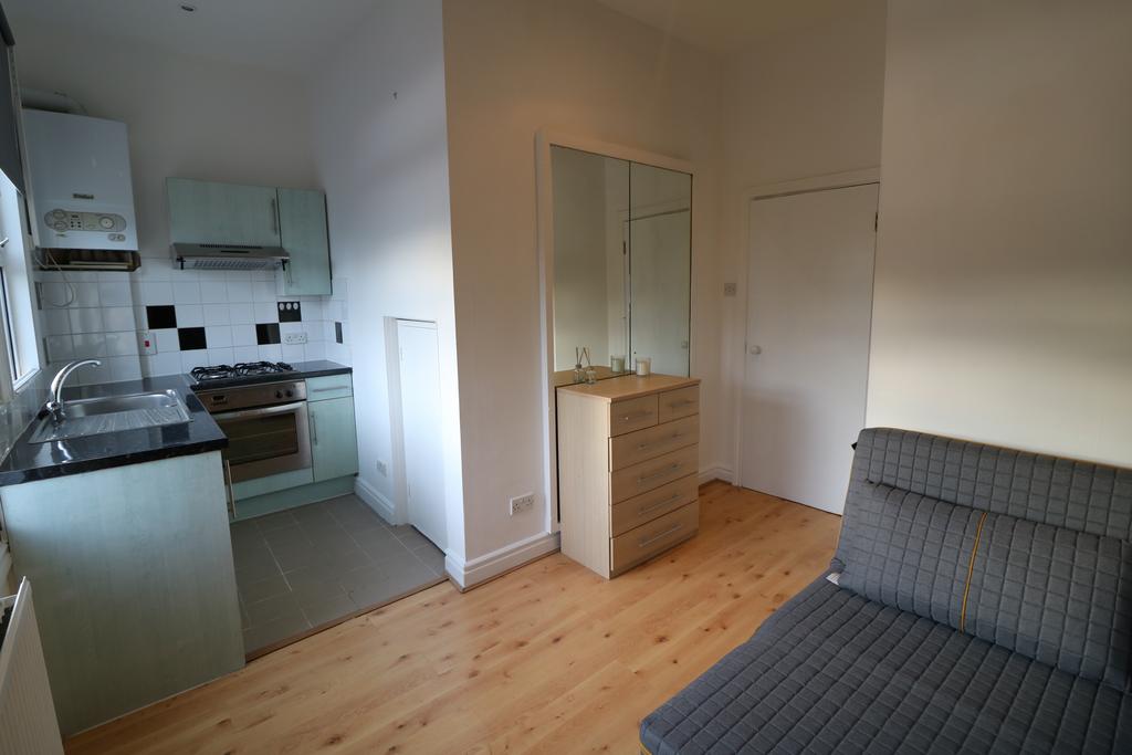 High Street, London Se20 Studio - £900 Pcm (£208 Pw)