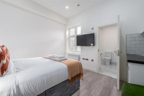 Studio to rent, Upper Richmond Road, Putney, London, SW14