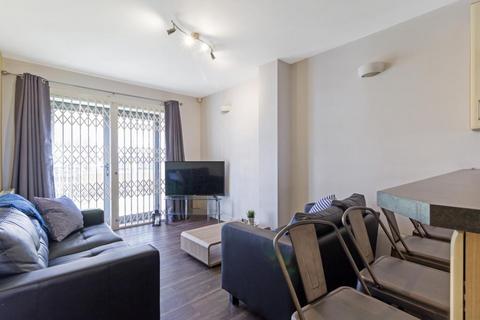 4 bedroom house to rent, Bentley Lane, Leeds