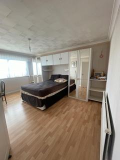 2 bedroom flat to rent, Ilford, IG3