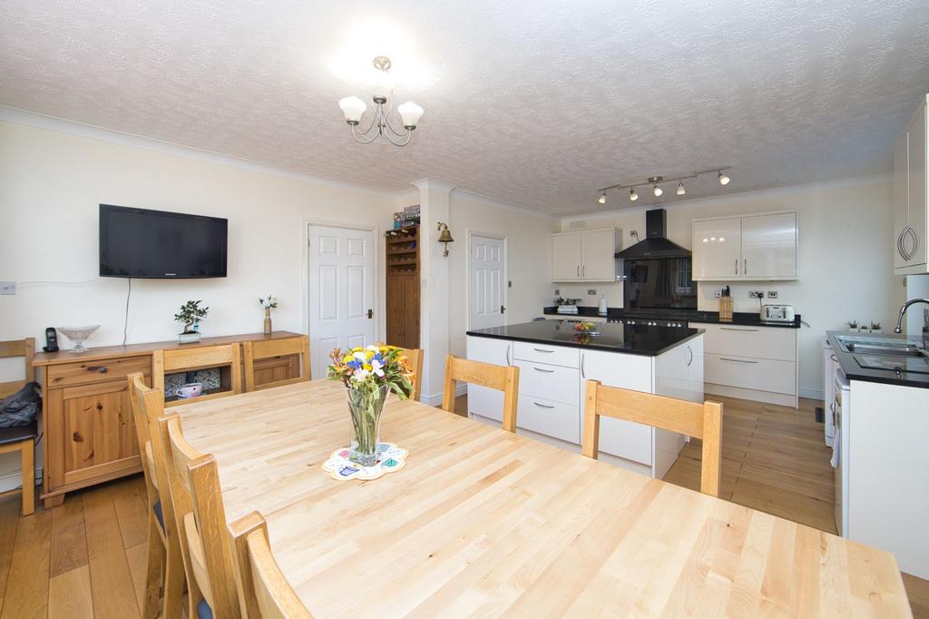 Queen Elizabeth Avenue, Margate, CT9 3 bed detached bungalow for sale