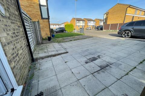 17 Lesbury Close, Luton, LU2 9UP