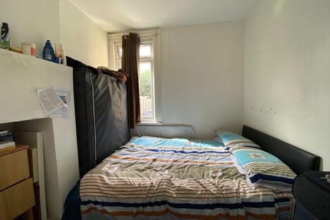 33 Bishops Park Road, London, SW16 5TX