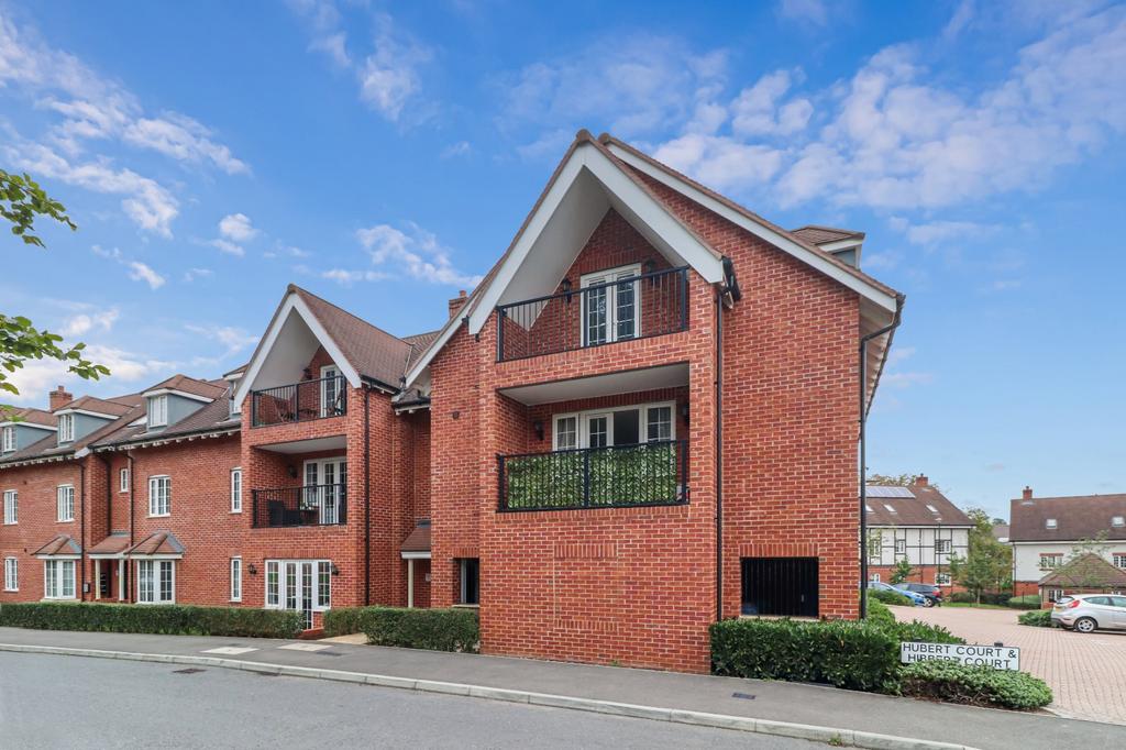 Hibbert Court, Grange Road, Chalfont St. Peter, SL9 2 bed apartment for