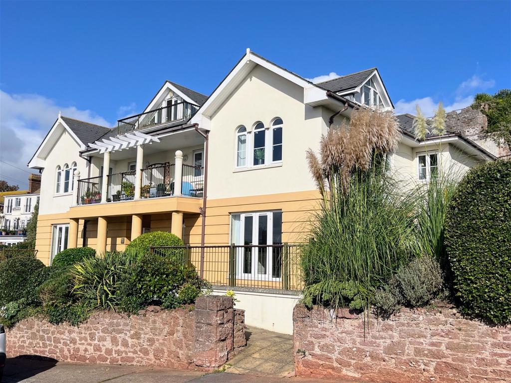 Alta Vista Road Roundham Paignton 2 bed flat for sale £250,000
