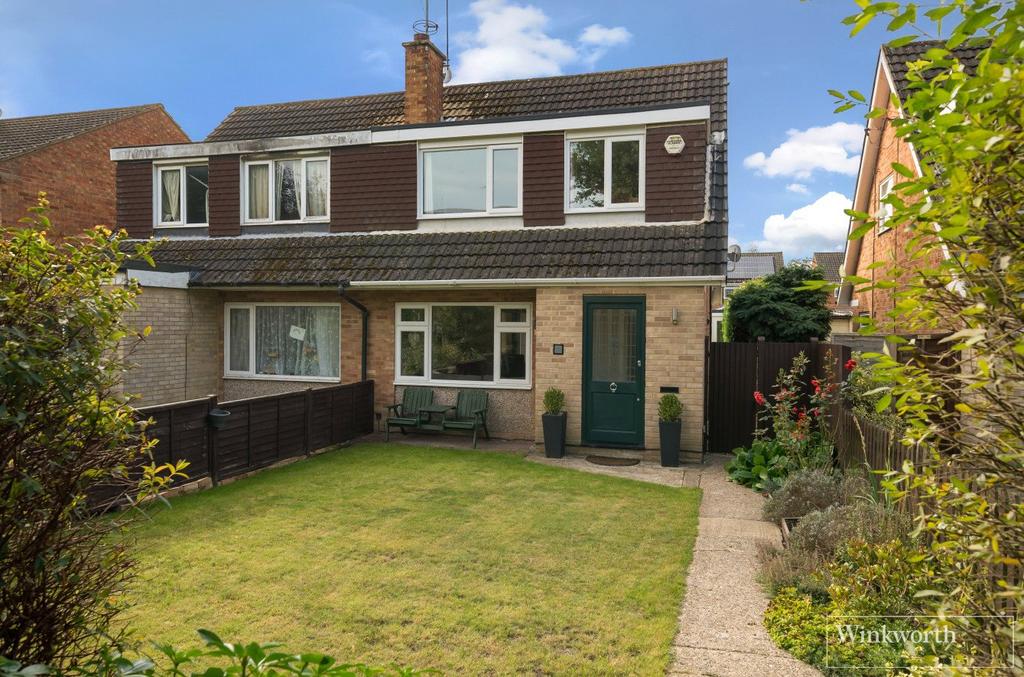 Hewlett Place, Bagshot, Surrey, GU19 3 bed semidetached house £415,000