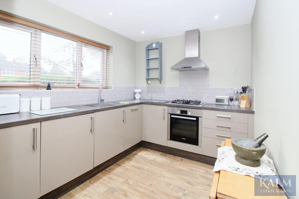 Broad Oak Way, Stevenage SG2 3 bed terraced house £1,550 pcm (£358 pw)