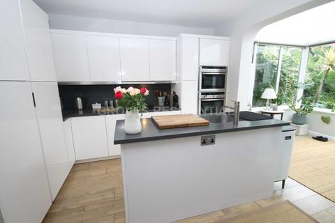 64 George Road, New Malden, KT3 6BU