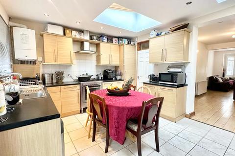 5 bedroom terraced house for sale, Bawdsey Avenue, Ilford IG2