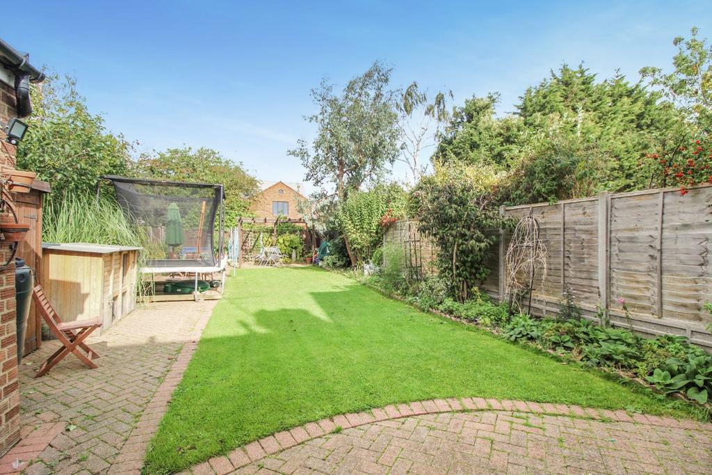 Wendover Drive, Bedford 3 bed semidetached house for sale £350,000