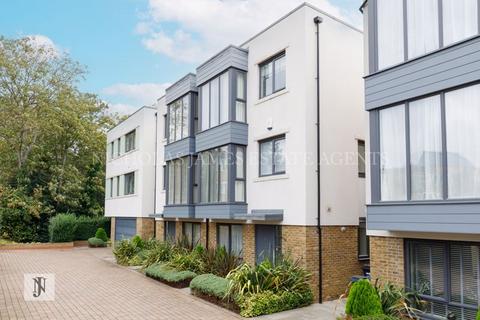 5 Wellston Crescent, London, N14 4EW