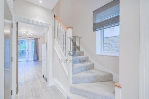 5 Wellston Crescent, London, N14 4EW