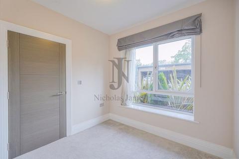 5 Wellston Crescent, London, N14 4EW