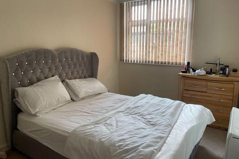 2 bedroom apartment to rent, Shenstone Court, Wolverhampton