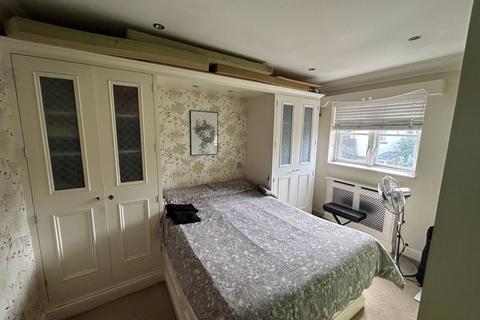 8 Grapsome Close, Chessington, KT9 2SG
