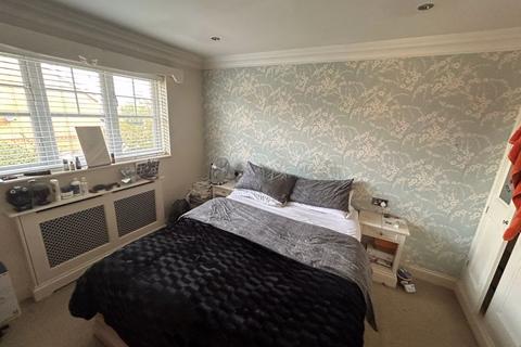 8 Grapsome Close, Chessington, KT9 2SG