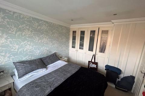 8 Grapsome Close, Chessington, KT9 2SG