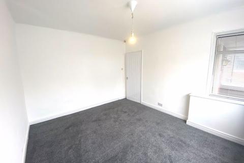 3 bedroom semi-detached house to rent, Greenbank Road, Salford