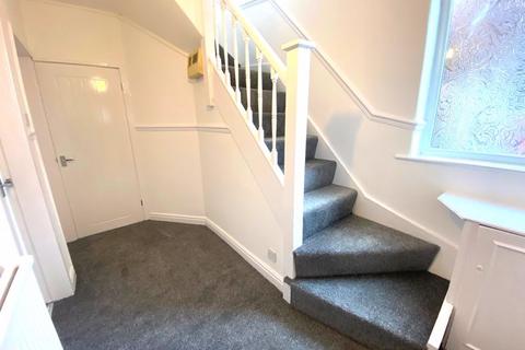 3 bedroom semi-detached house to rent, Greenbank Road, Salford