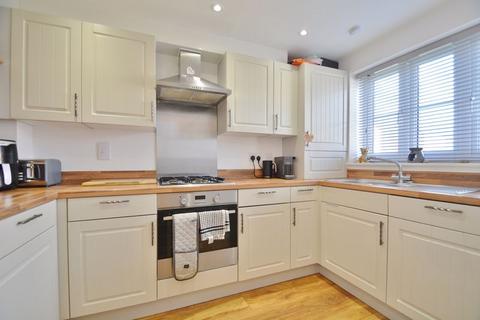 16 Edsell Crescent, Thame, OX9 3BP