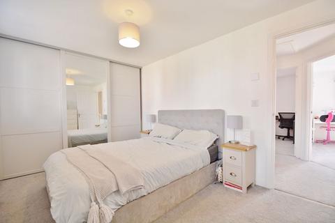 16 Edsell Crescent, Thame, OX9 3BP