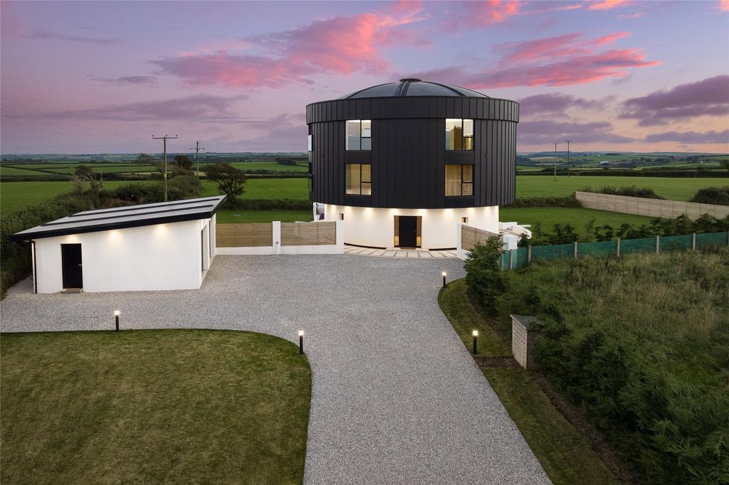Higher Clovelly, Bideford, Devon, EX39 4 bed detached house for sale